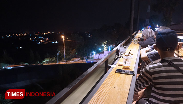 Rooftop Cafe Titik Nol Pacet yang merupakan cafe lantai 2 dengan view gemerlap lampu kota di Kabupaten Mojokerto, Sabtu (27/3/2022). (Foto: Thaoqid Nur/TIMES Indonesia) 