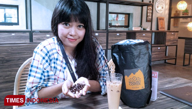 Dhina Ardhana, the Food and Bevarage Manager of Summer Ville Coffee Shop Majalengka. And the Ciwidey coffee on her hand. (PHOTO: Herik Diana/TIMES Indonesia)