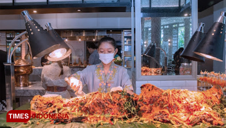 Menu istimewa Ikan Bakar Samarinda jumbo hadir sepanjang Ramadan saat buka puasa di Pavilion Restaurant, Hotel JW Marriott Surabaya, Minggu (27/3/2022). (Foto: Lely Yuana/TIMES Indonesia)