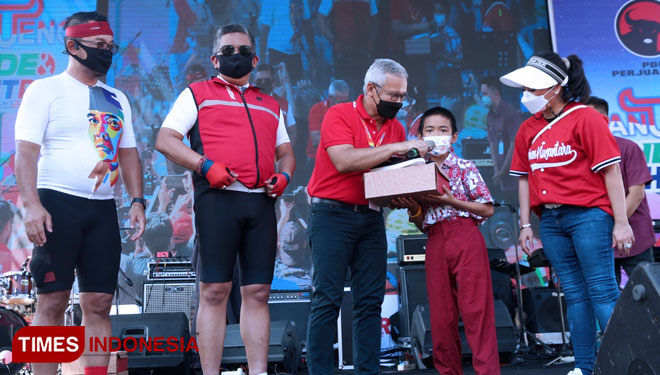 Cerita Siswa Muhammadiyah Setelah Terima Sepatu dari PDI Perjuangan