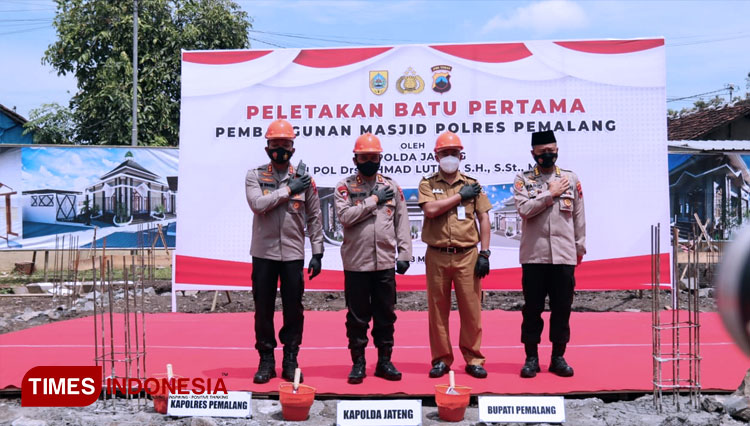Kapolda Jateng, Irjen Pol Ahmad Luthfi didampingi Kapolres Pemalang, AKBP Ari Wibowo dan Bupati Pemalang, Mukti Agung Wibowo foto bersama. (FOTO: Humas Polres Pemalang For TIMES Indonesia)
