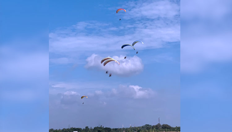 Aksi 76 Paramotor dalam memperingati HUT TNI AU ke 76 dalam gelaran Airstrip Gorda Serang Banten pada (27/3/2022) (FOTO: Istimewa)