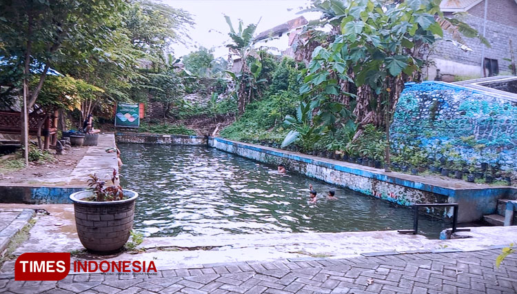 Anak-anak-sedang-mandi-di-Sumber-Celep-2.jpg