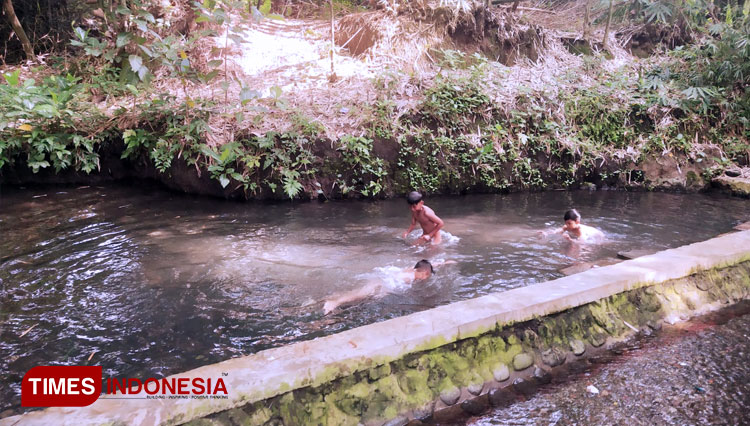 Anak-anak-sedang-mandi-di-Sumber-Celep.jpg