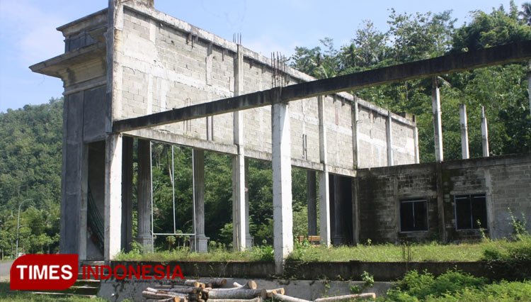 Kondisi bangunan gedung serbaguna di Desa Jetis Kidul, Arjosari, Pacitan yang mangkrak akibat tak ada anggaran. (FOTO: Yusuf Arifai/TIMES Indonesia)