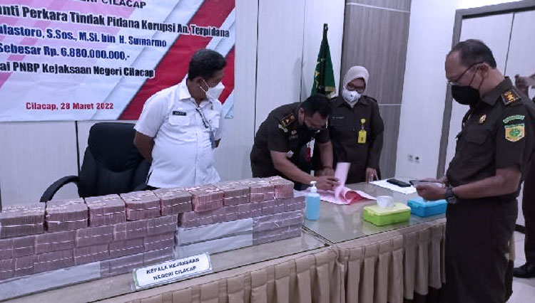 Kajari-Cilacap-Sunarko-didampingi-Kasi-Pidsus-Sonang-Simanjuntak-dan-jaksa-pengacara-negara-2.jpg