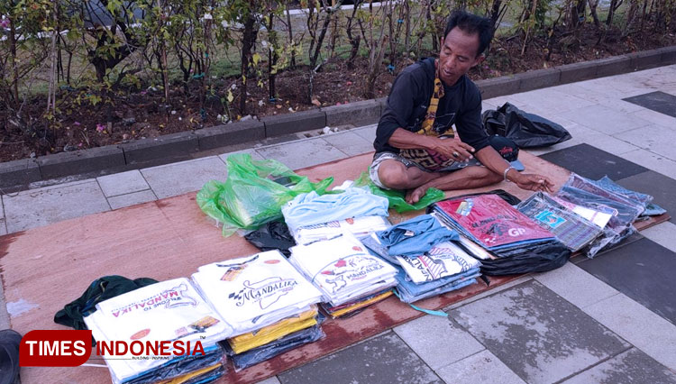 Para-pelaku-umkm-yang-menjajakan-kaos-2.jpg