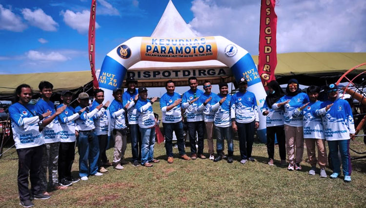 Pilot-Paramotor-dan-penyelenggara-saat-berpose-bersama.jpg