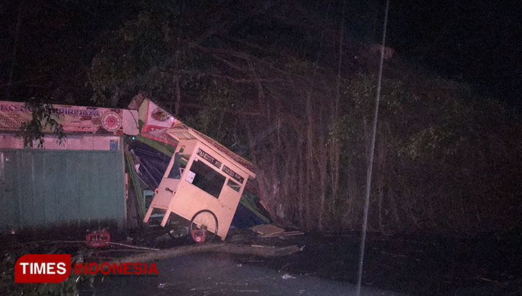 Pohon Beringin di Kota Malang Timpa Sejumlah Warung, Warga Lari Selamatkan Diri