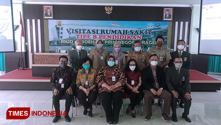 Bupati Sragen Kusdinar Untung Yuni Sukowati saat foto bersama tim asesor Kemenkes. (FOTO: Mukhtarul Hafidh /TIMES Indonesia)