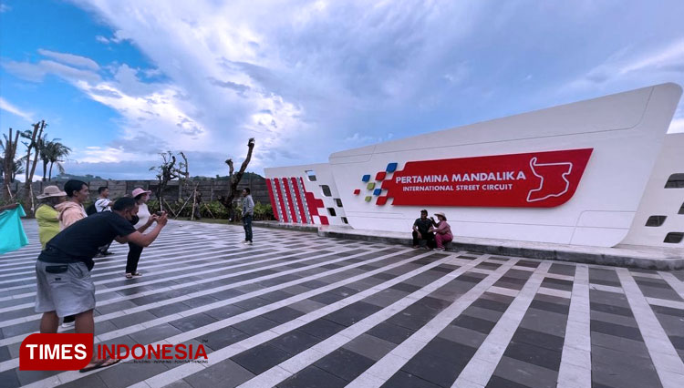 Wisatawan-berfoto-dengan-latar-belakang-Pertamina-Mandalika-International-Street-Circuit.jpg