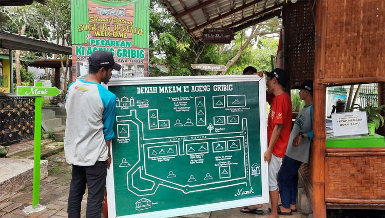 Pembuatan denah Makam Ki Ageng Gribig Kota Malang. (FOTO: AJP TIMES Indonesia)