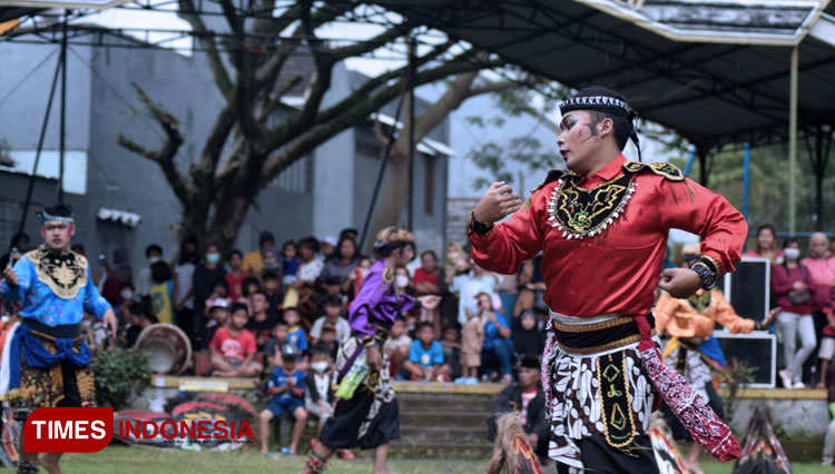 menonton-pertunjukan-Jaran-Kepang-2.jpg