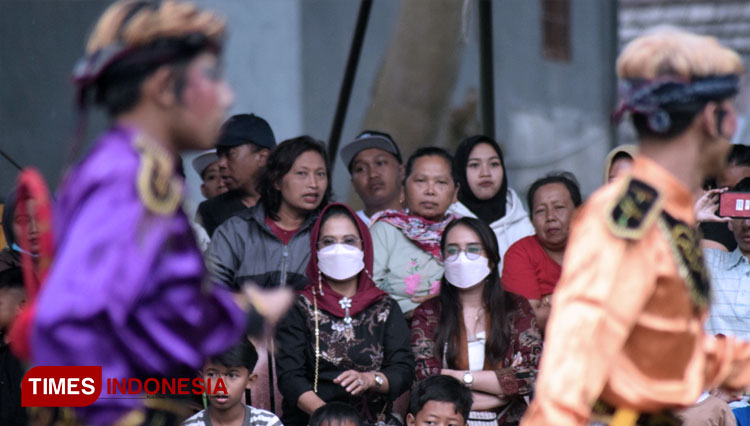 menonton-pertunjukan-Jaran-Kepang.jpg