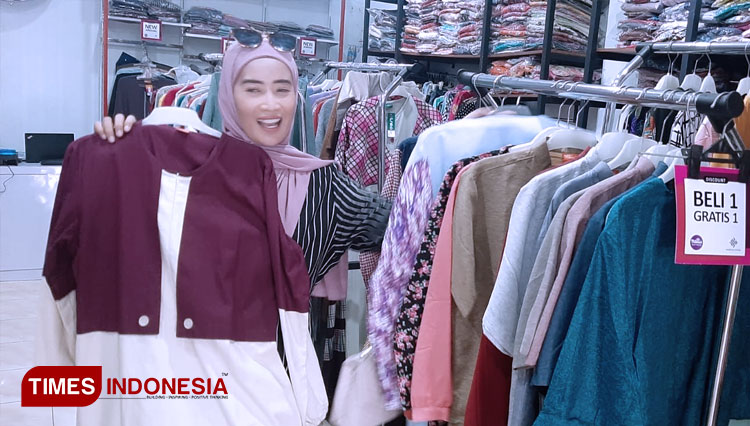 owner-Mabruro-Store-menunjukkan-koleksi-busana-muslim-yang-dijual-2.jpg