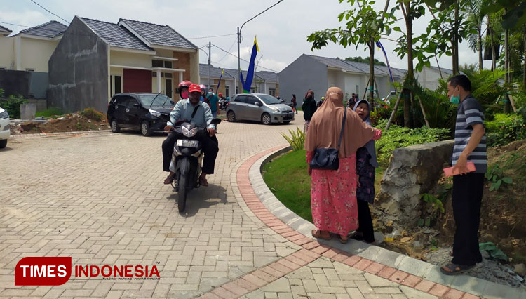 Warga saat berada di perumahan Grand Kedamean Regency (Foto: Akmal/TIMES Indonesia).