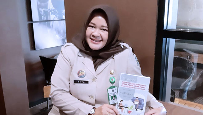 Penulis buku, Rita Kartina saat menunjukan buku ketiganya bertajuk Implementasi kebijakan WFH bagi ASN yang baru saja diterbitkan. (Foto: Dok. Rita Kartina/TIMES Indonesia)