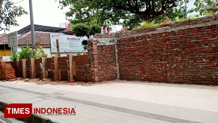 Kegiatan Rehabilitasi pagar kantor kegiatan Pemeliharaan Barang Milik Daerah Penunjang Urusan Pemerintahan Daerah Sub Kegiatan Pemeliharaan / Rehabilitasi Gedung Kantor dan Bangunan Lainnya di kantor BPKAD Banyuwangi.(foto: Syamsul Arifin/TIMES Indonesia)