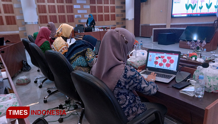 Raden-Roro-Martiningsih-saat-memberikan-materi-2.jpg