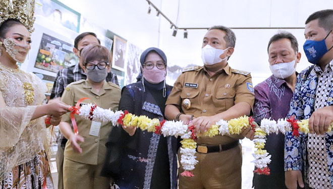 Plt Wali Kota Bandung, Yana Mulyana meresmikan Pameran Perangko dan Kartu Pos di Museum Bandung, Selasa (29/3/2022). (Foto: Humas Pemkot for TIMES Indonesia)