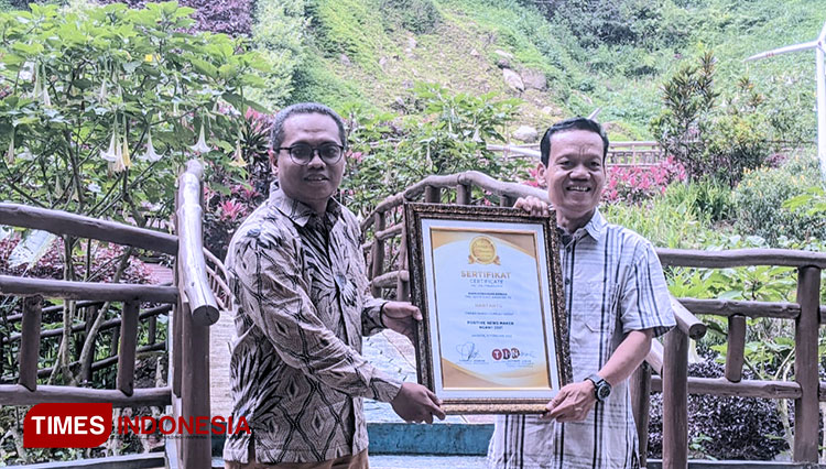 Hariyanto owner Hargo Dumilah Group saat menerima plakat Anugerah TIMES Indonesia kategori Positive News Maker. (Foto: M. Miftakul/TIMES Indonesia)