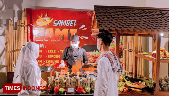 Live stall spesial SAMBEL GAMI khas Bontang di ILLIRA Hotel Banyuwangi (Foto : Rizki Alfian/ TIMESIndonesia)