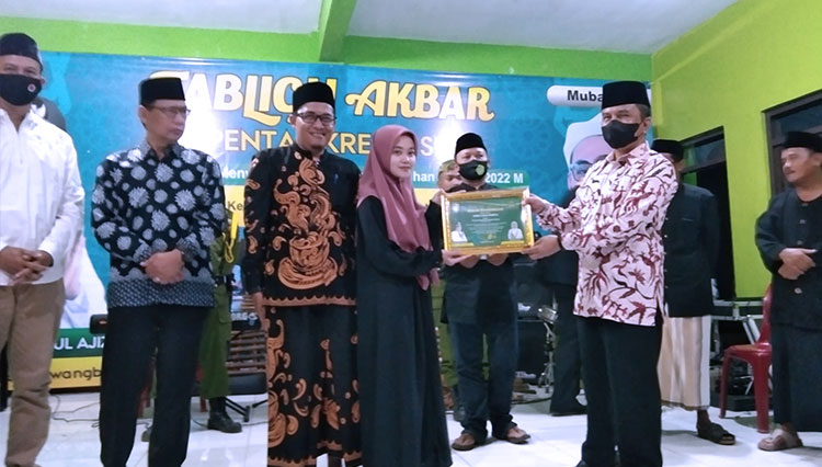 Drs Rudi Sonjaya Saehuri, M.Pd., Asisten Daerah I (Asda I) bidang Pemerintahan dan Kesejahteraan Rakyat Kabupaten Tasikmalaya,saat resmikan kartu Jaminan Kesehatan Desa Tawangbabteng (Jaka Desta).(Foto: dok. Pribadi)
