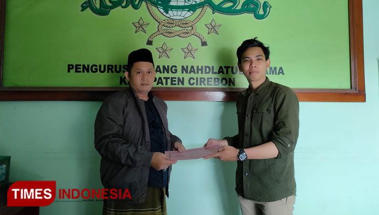 Muhlisin saat mengambil formulir pendaftaran calon Ketua PCNU Kabupaten Cirebon. (foto: Muslimin/TIMES Indonesia)