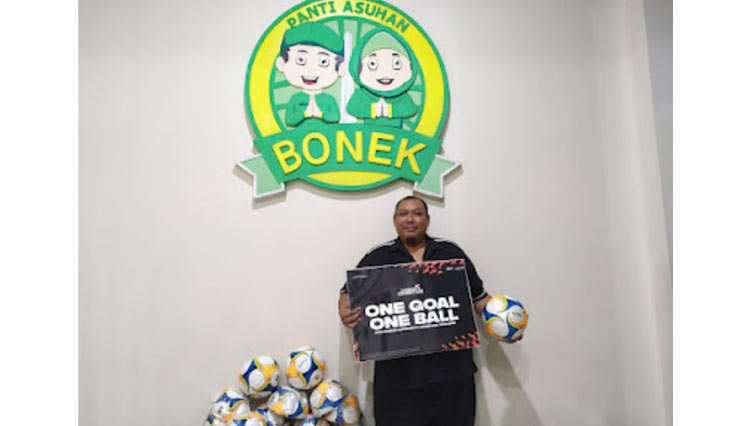 Cak Eko dari Panti Asuhan Bonek menerima bola edisi FIFA Mobile Indonesia, Rabu (30/3/2022).(Dok.FMI)