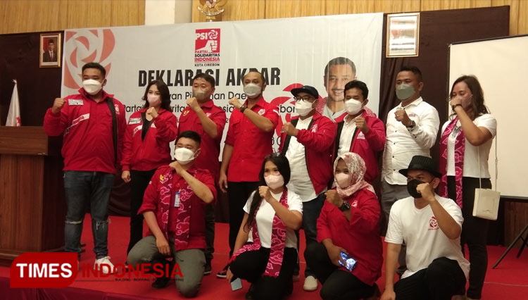 Foto bersama Pengurus PSI Kota Cirebon dan Ketua Umum PSI, Giring Ganesha. (Foto. Muslimin/TIMES Indonesia)