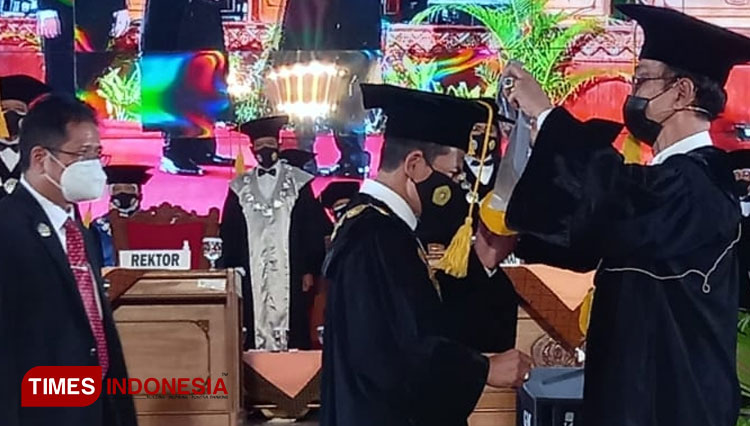 Rektor UPN Veteran Yogyakarta, Mohammad Irhas Effendy saat dikukuhkan sebagai Guru Besar Bidang Ilmu Manajemen di auditorium kampus setempat, Rabu (30/3/2022). (FOTO: Wahyu Metasari/TIMES Indonesia)