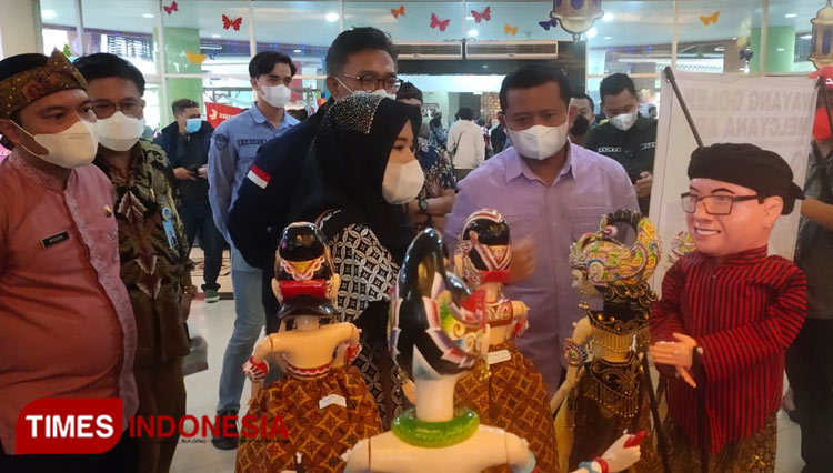 Bupati Sumedang Dony Ahmad Munir saat melihat-lihat gelaran produk UMKM di Jatos Sumedang Jabar, Kamis (31/3/2022). (FOTO: Alan Dahlan/TIMES Indonesia)