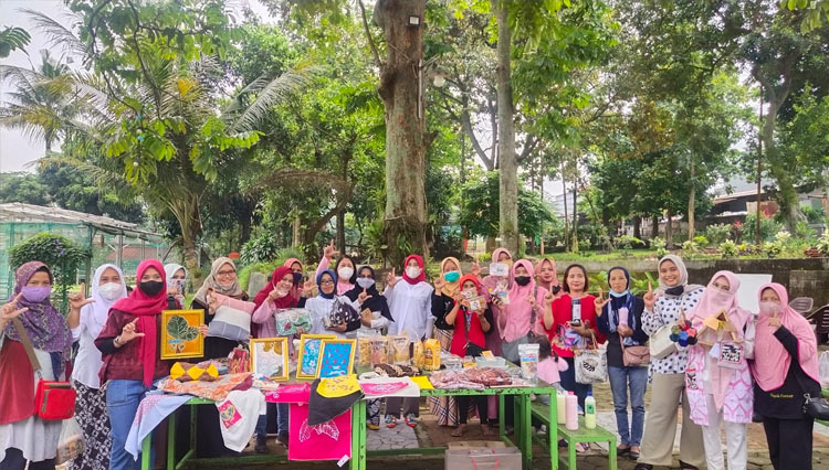 Pelaku UMKM berfoto bersama Tim Kurasi LaDaRa Indonesia, Kamis (31/3/2022).(Dok.LaDaRa)