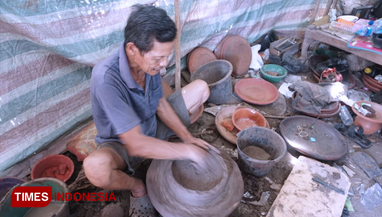 Muhammad Rifai warga Dusun Kebondalem, Desa Kademangan Kecamatan Mojoagung membuat cobek dari tanah liat. (FOTO: Rohmadi/TIMES Indonesia)