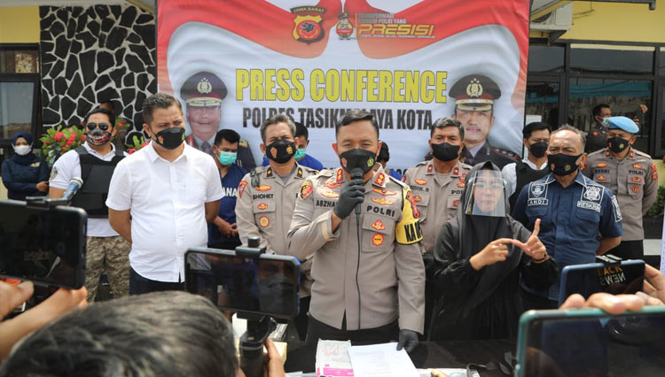 Kapolres Tasikmalaya Kota AKBP Aszhari Kurniawan, SH., S.I.K., M.Si. saat melakukan Press Conference Pengungkapan Curanmor R2 di Wilayah Kota Tasikmalaya, di Mapolsek Indihiang, Kamis (31/03/2022) (FOTO: Dok. Humas Polres Kota Tasikmalaya)
