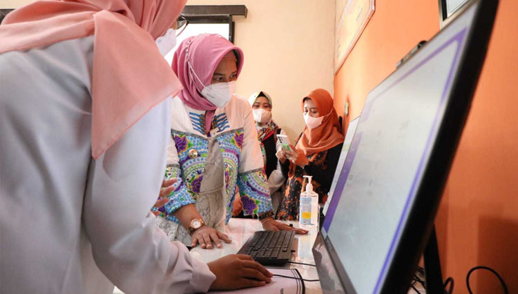 Wali Kota Mojokerto Ika Puspitasari saat meninjau perpustakaan digital SISUPER di SMPN 2 Kota Mojokerto, Rabu (30/3/2022) (Dok. Kominfo Kota Mojokerto)