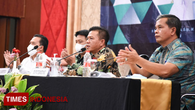 Bupati Bandung Dadang Supriatna saat Sosialisasi SOP penyampaian SPPT PBB P2 di Hotel Sutan Raja Soreang Kabupaten Bandung, Kamis (31/3/2022). (Foto:Iwa/TIMES Indonesia)