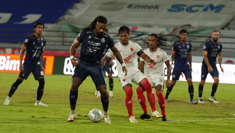 Striker Arema FC kuasai bola saat berhadapan dengan PSM Makassar di pertandingan pamungkas Liga 1 2021 (Sumber foto: Media Officer Arema FC)