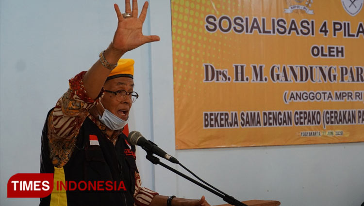 Gandung Pardiman saat memberikan materi kepada anggota GEPAKO DIY. (Foto : Totok Hidayat/TIMES Indonesia)