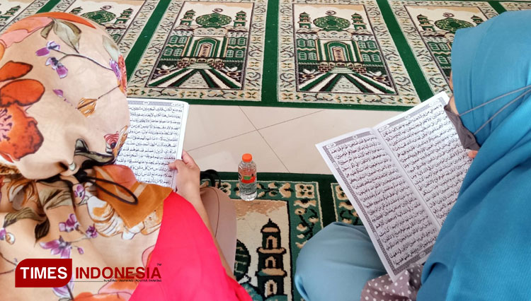 Membaca doa sebelum dan sesudah membaca Al Quran itu sangatlah penting. (foto: Abdul Latif Anshori/TIMES Indonesia)