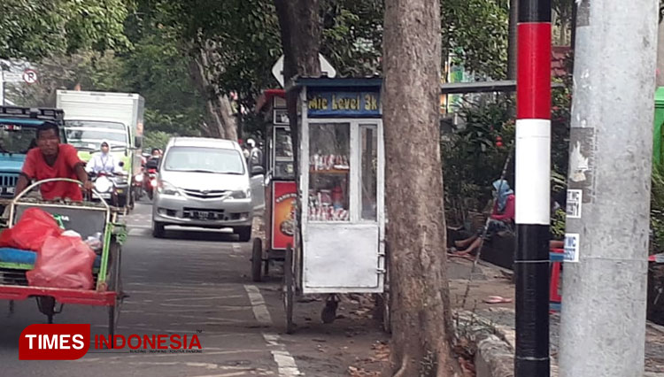 Jualan Di Trotoar Dan Bahu Jalan Dprd Kota Probolinggo Minta Satpol Pp