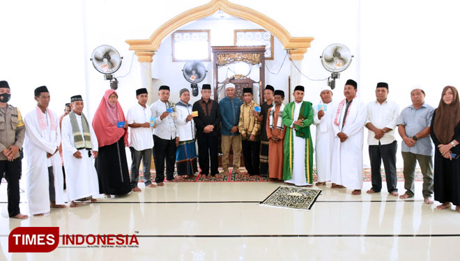 Pemkot Tidore Kepulauan Serahkan Bantuan Hibah untuk Masjid