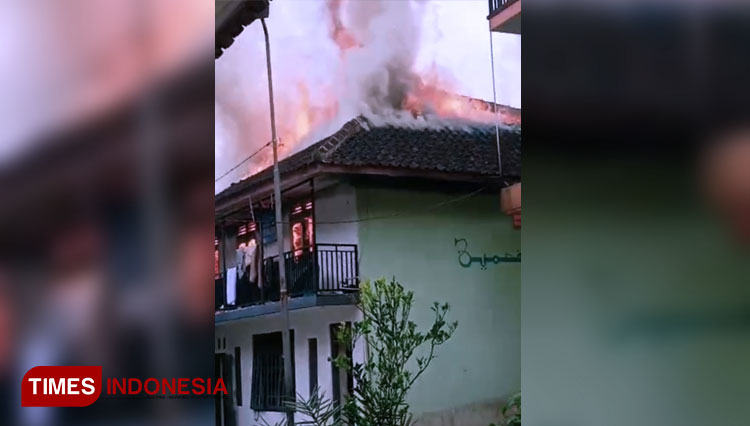 Terlihat Api sedang melalap bangunan Asrama putra Pondok Pesantren Riyadlul Mutapahimin Kampung Cisumur Desa Margalaksana, Kecamatan Sukaraja, Kabupaten Tasikmalaya,Jumat (1/4/2022). (FOTO: Anton/TIMES Indonesia)
