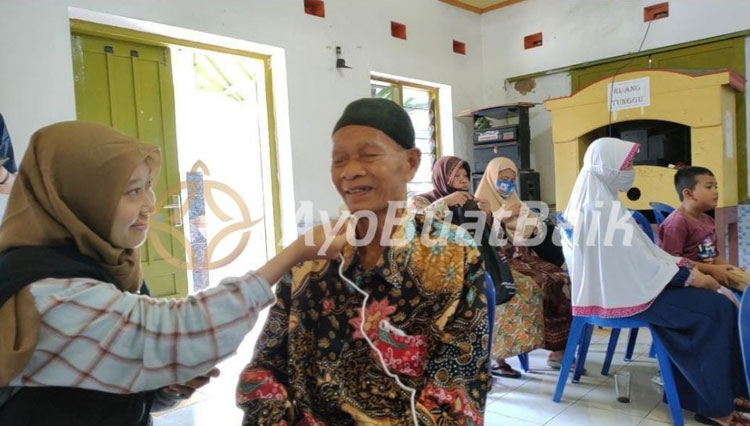 Ketua Yayasan Tunanetra Muslim Klaten Sugianto bersama Tim ayobuatbaik.com. (Foto: SiJum for TIMES Indonesia)