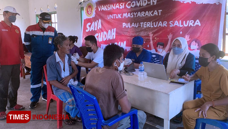 Manager-Pertamina-Patra-Niaga-FT-Waingapu-Deddy-Sulistyo-dan-Korwil-Sumba-Timur-2.jpg