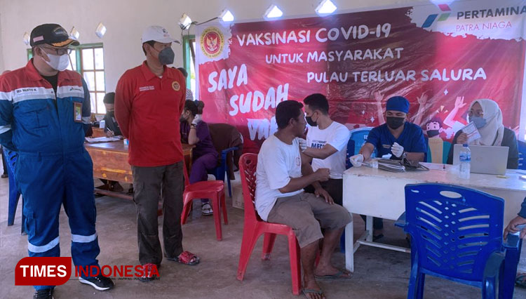 Manager Pertamina Patra Niaga FT Waingapu Deddy Sulistyo dan Korwil Sumba Timur BINDA NTT saat memantau pelaksanaan Vaksin di Desa Praisalura. (FOTO: Habibudin/TIMES Indonesia)