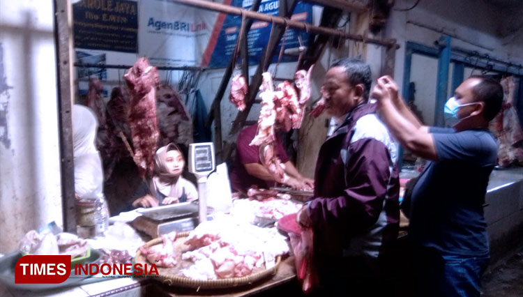 Pedagang-daging-sapi-di-Pasar-Cigasong-2.jpg