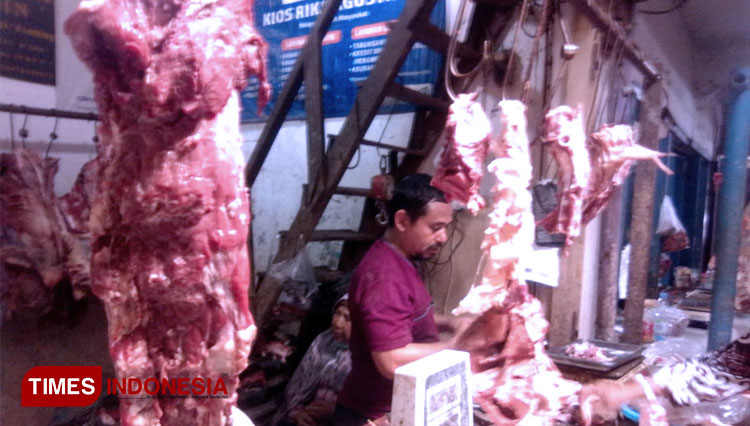 Pedagang daging sapi di Pasar Cigasong, Kabupaten Majalengka. (FOTO: Herik Diana/TIMES Indonesia)