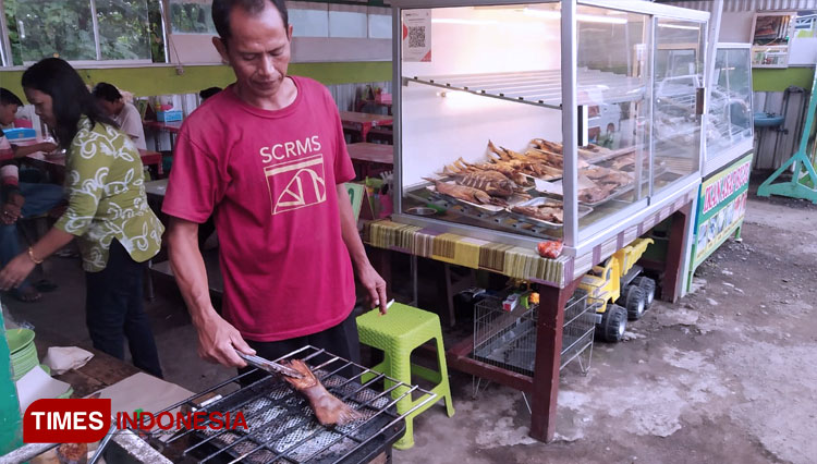 Warung-Ikan-Asap-Bu-Ju-Desa-Parsean-Dringu-Probolinggo.jpg