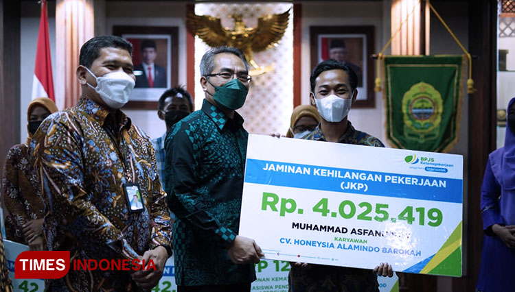 BPJS Ketenagakerjaan DIY Serahkan Santunan Program JKP - TIMES Indonesia